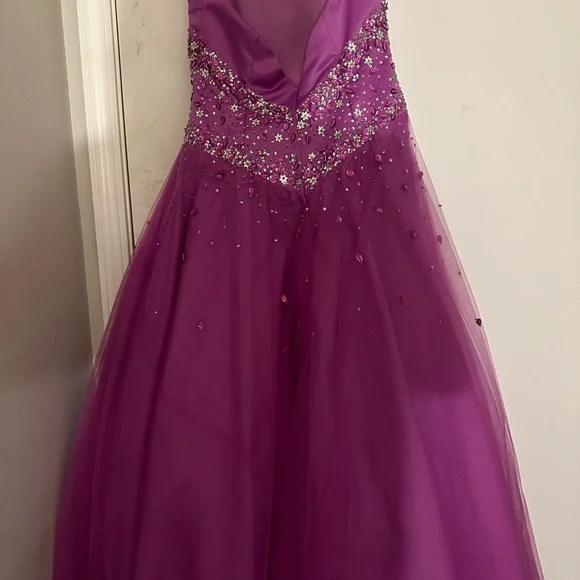 I wore this dress and a spring formal a few years ago. - Picture 3 of 13